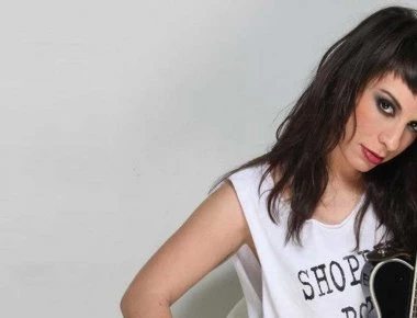 Πένυ Σκάρου: Ποζάρει με το τεχνητό πόδι της πάνω σε μηχανή και δίνει το δικό της μήνυμα! (φωτο)